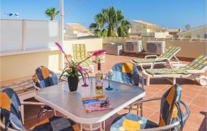 a patio with a table and chairs on a balcony at Stunning Home In Quesada-Rojales in Rojales