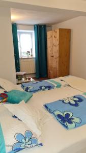 Ein Bett oder Betten in einem Zimmer der Unterkunft Ferienwohnung Itzgrundruhe