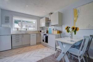 Η κουζίνα ή μικρή κουζίνα στο The Tiddler by Winterton Cottages +4 φωτογραφίες