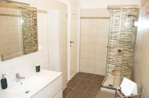 A bathroom at Vatican In The Moonlight Apartment Még 18 kép