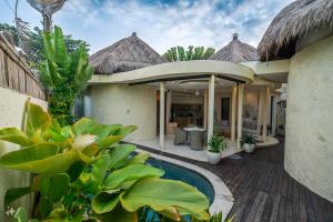 a villa with a swimming pool and a resort at Villa Coccoos II Spacious 2BR Pererenan Canggu in Tumbak Bayuh