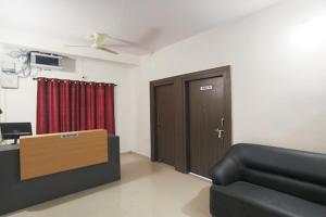 Televisyen dan/atau pusat hiburan di Oxy Hotel Prashant
