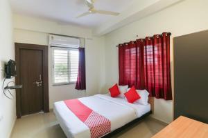 Katil atau katil-katil dalam bilik di Oxy Hotel Prashant