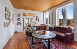 un soggiorno con un divano e un tavolo di Stunning Home In Haderslev With Wifi a Haderslev