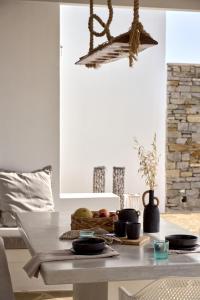 Posezení v ubytování TrueDream Villa, a Mythical SeaView Escape, By ThinkVilla + 30 fotografií