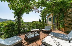 un patio con 2 sillas, una mesa y sillas en Borgo Elisa, en Cortona