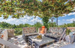 Vonkajšia záhrada v ubytovaní Holiday Home Puzari Vi