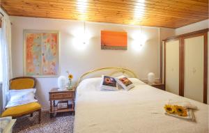 Postel nebo postele na pokoji v ubytování 1 Bedroom Lovely Apartment In Casoli + 7 fotografií