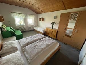 sypialnia z 2 łóżkami i kanapą w obiekcie Chata Ondrášek w mieście Bedřichov
