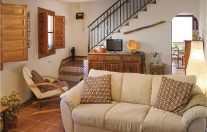 ein Wohnzimmer mit einer Couch und einer Treppe in der Unterkunft Nice Home In Canillas De Albaida in Canillas de Albaida