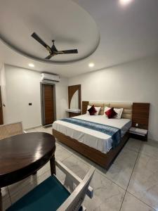 Una cama o camas en una habitación de Basant Haveli