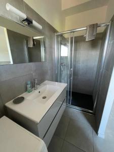 Koupelna v ubytování Corsicadream Arone superbe appartement dans villa, vue panoramique mer, piscine, proche Porticcio + 10 fotografií