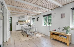 una cucina e una sala da pranzo con tavolo e sedie di Holiday Home Pj Manøsvej Rømø Iv a Toftum