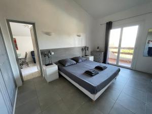 Postel nebo postele na pokoji v ubytování Corsicadream Arone superbe appartement dans villa, vue panoramique mer, piscine, proche Porticcio