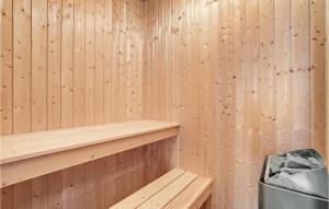 una sauna in legno con una panca e un cestino dei rifiuti di Holiday Home Sydmarken Toftlund a Vestergård Altre 13 foto