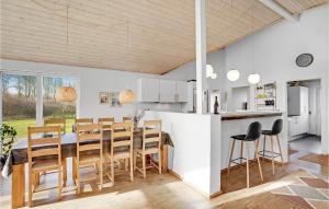 una cucina e una sala da pranzo con tavolo e sedie di Holiday Home Sydmarken Toftlund a Vestergård
