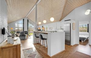 una cucina e un soggiorno con bancone e sedie di Holiday Home Sydmarken Toftlund a Vestergård