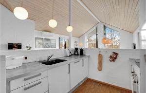 una cucina con mobili bianchi e un lavandino di Holiday Home Sydmarken Toftlund a Vestergård