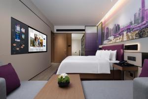 Postel nebo postele na pokoji v ubytování Hampton by Hilton Shenzhen Longgang Yonghu