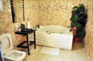 Uma casa de banho em J Gibson Hotel