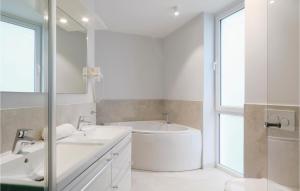 Ein Badezimmer in der Unterkunft Priwallpromenade 2, Whg 4