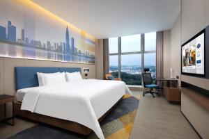 Postel nebo postele na pokoji v ubytování Hampton by Hilton Shenzhen Longgang Yonghu