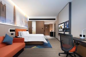 Postel nebo postele na pokoji v ubytování Hampton by Hilton Shenzhen Longgang Yonghu