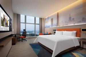 Postel nebo postele na pokoji v ubytování Hampton by Hilton Shenzhen Longgang Yonghu