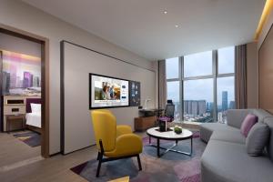 TV a/nebo společenská místnost v ubytování Hampton by Hilton Shenzhen Longgang Yonghu