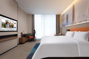 Postel nebo postele na pokoji v ubytování Hampton by Hilton Shenzhen Longgang Yonghu