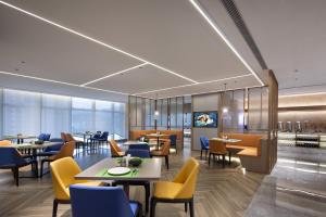 TV a/nebo společenská místnost v ubytování Hampton by Hilton Shenzhen Longgang Yonghu