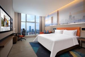 Postel nebo postele na pokoji v ubytování Hampton by Hilton Shenzhen Longgang Yonghu