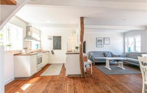 een keuken en woonkamer met een bank en een tafel bij Holiday Home Vang Hasle Ii in Hasle