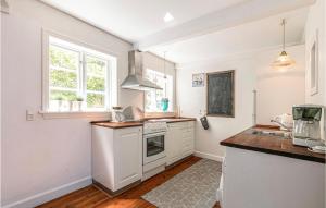 een keuken met witte apparatuur en een raam bij Holiday Home Vang Hasle Ii in Hasle