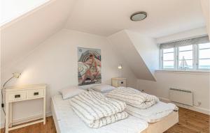 een slaapkamer met 2 bedden op een zolder bij Holiday Home Vang Hasle Ii in Hasle