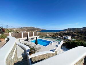 Willa z basenem i widokiem na ocean w obiekcie Villa Irina Mykonos w mieście Ftelia