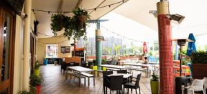 Restaurace v ubytování 2 Bedroom Unit Mooloolaba- Walk to the Beach
