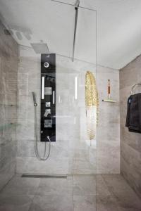 トロギールにあるVila Valentinaのバスルーム(ガラス張りのシャワー付)