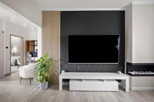 トロギールにあるVila Valentinaのリビングルーム(白いテーブル、壁掛けテレビ付)