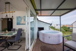 トロギールにあるVila Valentinaのデッキにバスタブがある部屋