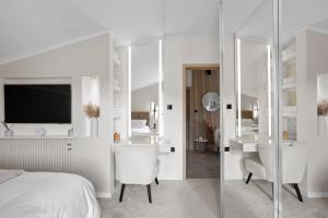 トロギールにあるVila Valentinaのベッドと洗面台と鏡のある寝室