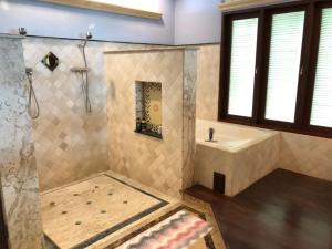 Ένα ή περισσότερα κρεβάτια σε δωμάτιο στο Bali style 4 bedroom beachfront Villa Ao Yon +12 φωτογραφίες