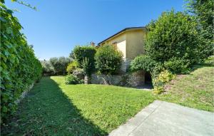a yard with a house and a sidewalk at Villa Sista in Roina