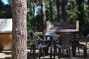 una mesa, sillas y un banco en un parque en Las Rosas, en Costa del Este