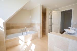 Ένα μπάνιο στο Nordseehaus Föhr Hausteil 1 +34 φωτογραφίες