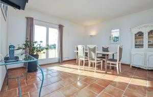 a dining room with a table and chairs at Stunning Home In L Adrets De L'esterel in Les Adrets de l'Esterel