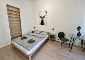 Postel nebo postele na pokoji v ubytování Minimalistic Apartment & Studio in Heart street