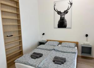 Postel nebo postele na pokoji v ubytování Minimalistic Apartment & Studio in Heart street