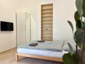 Postel nebo postele na pokoji v ubytování Minimalistic Apartment & Studio in Heart street