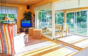 TorsöにあるAwesome Home In Torsö-Sölvesborgのソファとテレビのあるリビングルーム